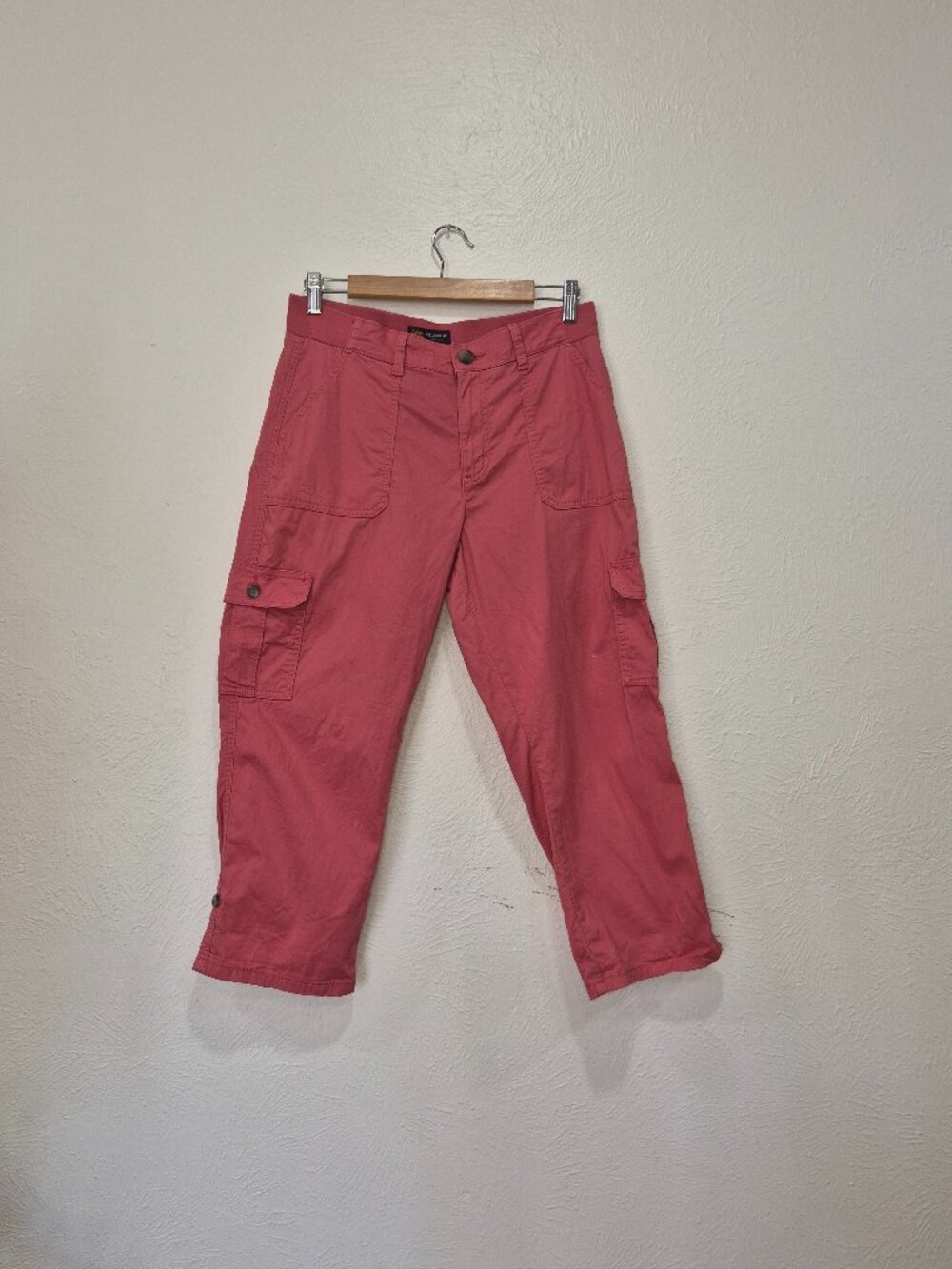 Lee Women’s 8M Coral Pink Relaxed Fit Mid Rise Cargo Capri Pants